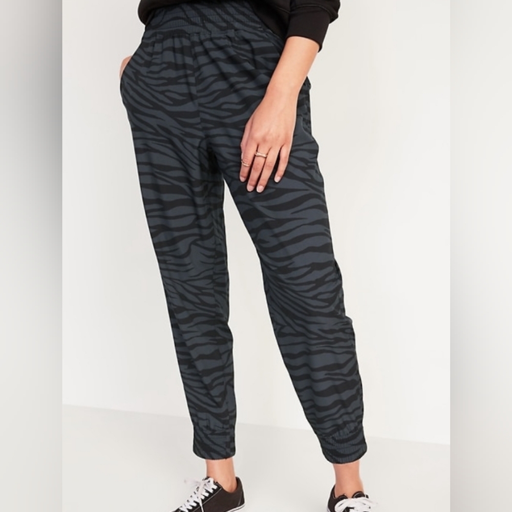 Old Navy Women's Charcoal and Black StretchTech Pants Size Medium
